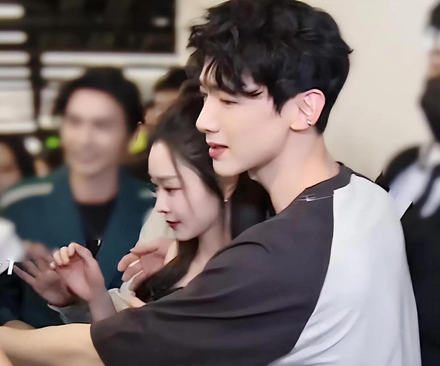 6月的最后一天,一则爆炸性的娱乐新闻白敬亭和宋轶的恋情曝光.