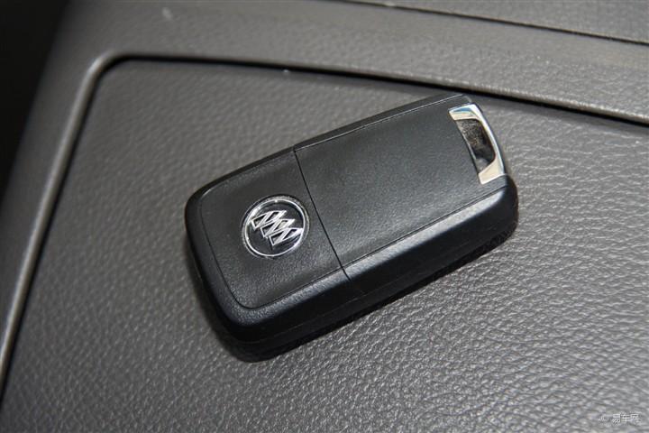 别克gl8钥匙被锁在车里了,发动机还发动着,怎么办