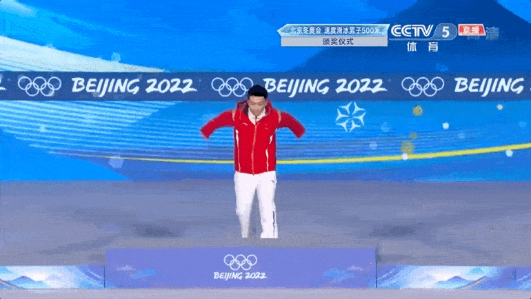 韩国运动员一个动作后高亭宇跳上冠军台