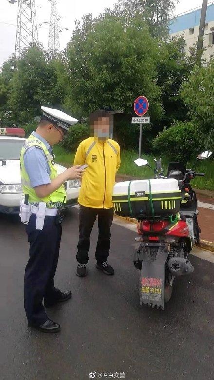 这"一单"不便宜!外卖小哥无证驾驶无牌摩托车被查