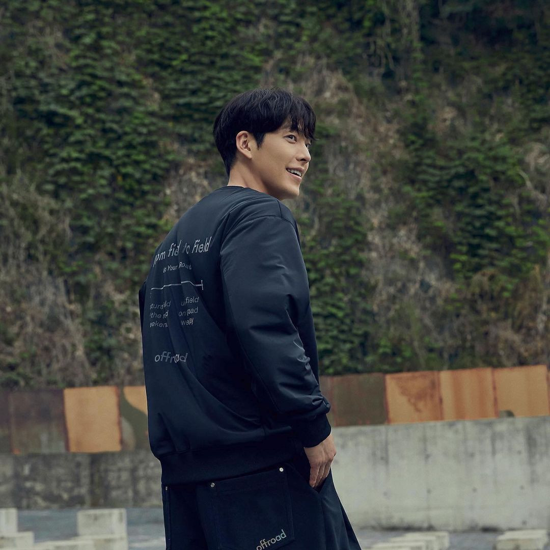 也被选入侧脸最好看的韩剧男演员榜单,金宇彬的侧脸轮廓分明,坚挺鼻子