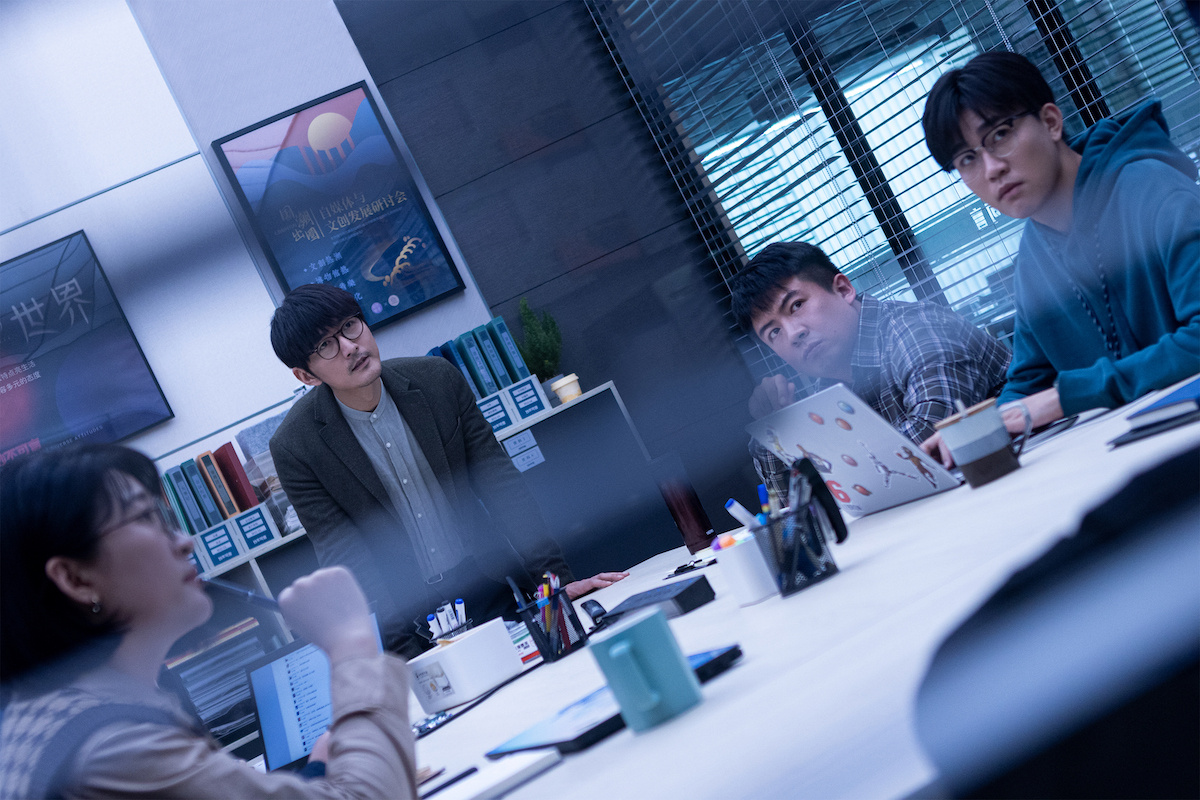 忻钰坤导演新作《热搜》定档12月1日,周冬雨演绎"热搜推手"