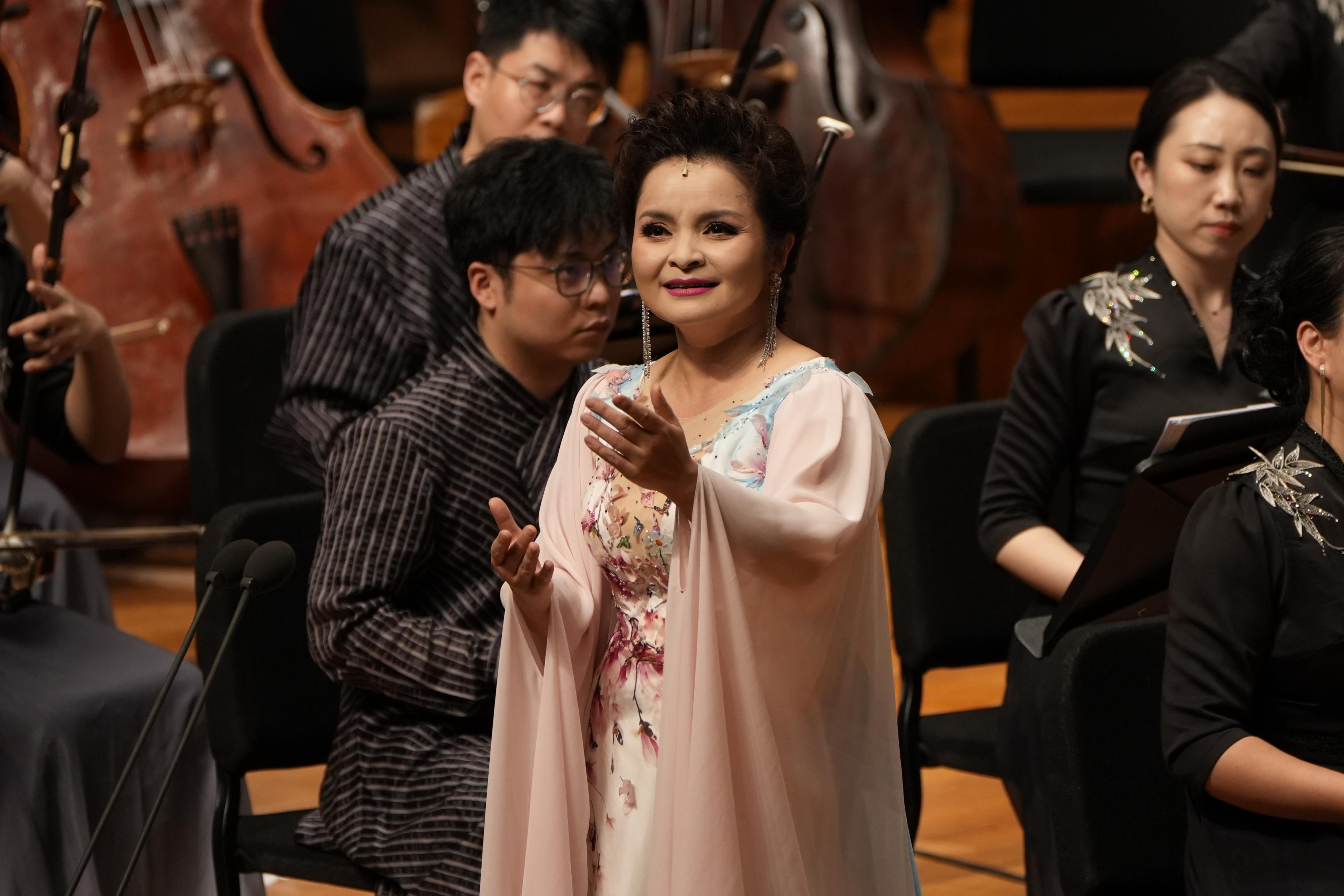 吴碧霞唱不完的红楼情缘