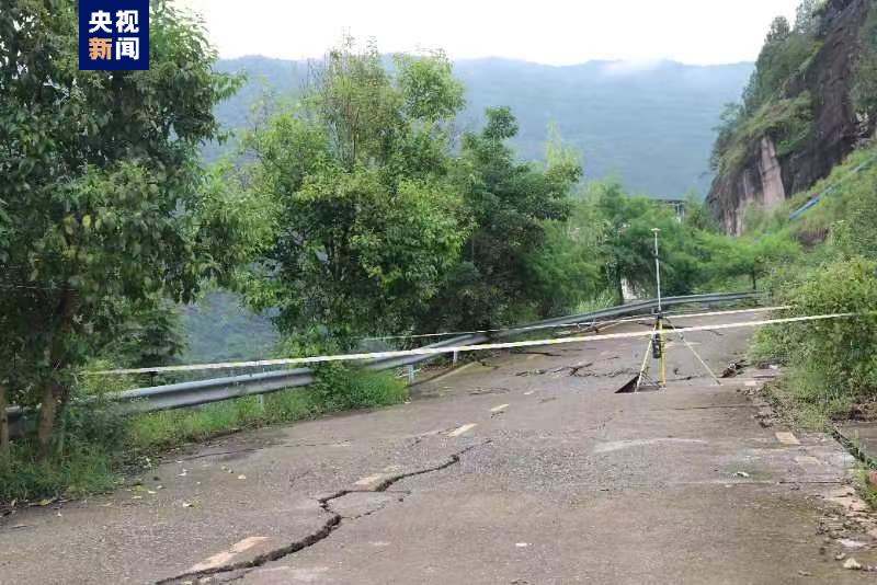 重庆云阳县高阳镇突发山体滑坡 当地紧急组织67户居民撤离