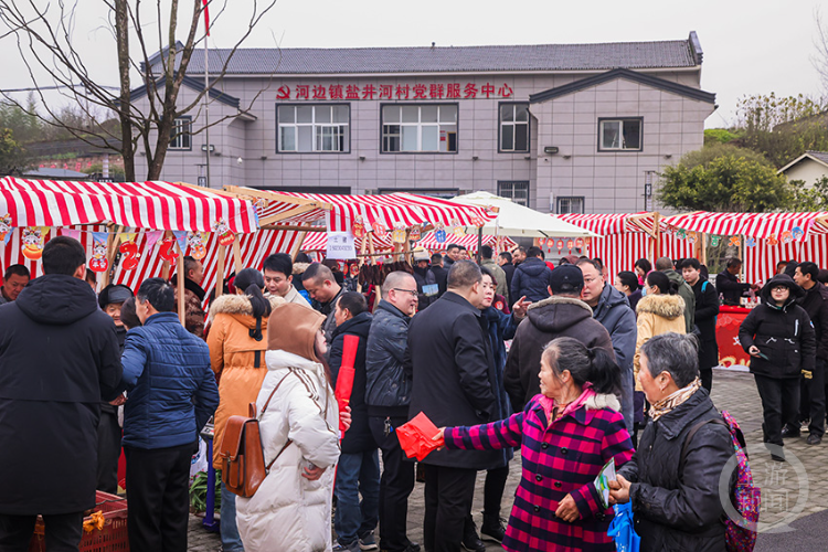 龙行大运,热闹迎春,河边镇年货集市奏响龙年繁荣新乐章
