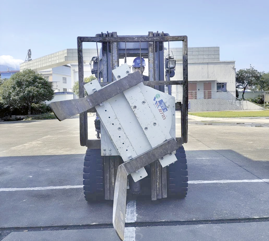 旋转式叉车助力橡胶出库作业,展现创新技术威力