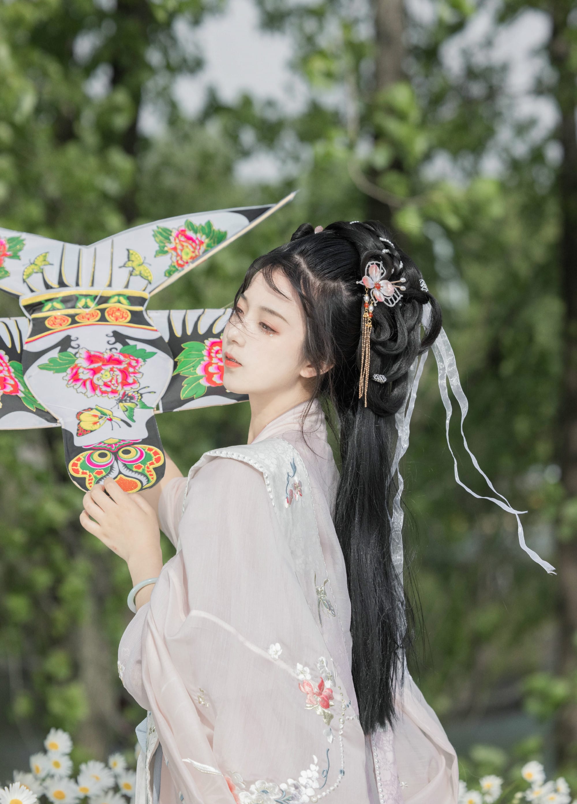 美女写真:娇媚小才女户外古风汉服美拍,花丛题诗放纸鸢