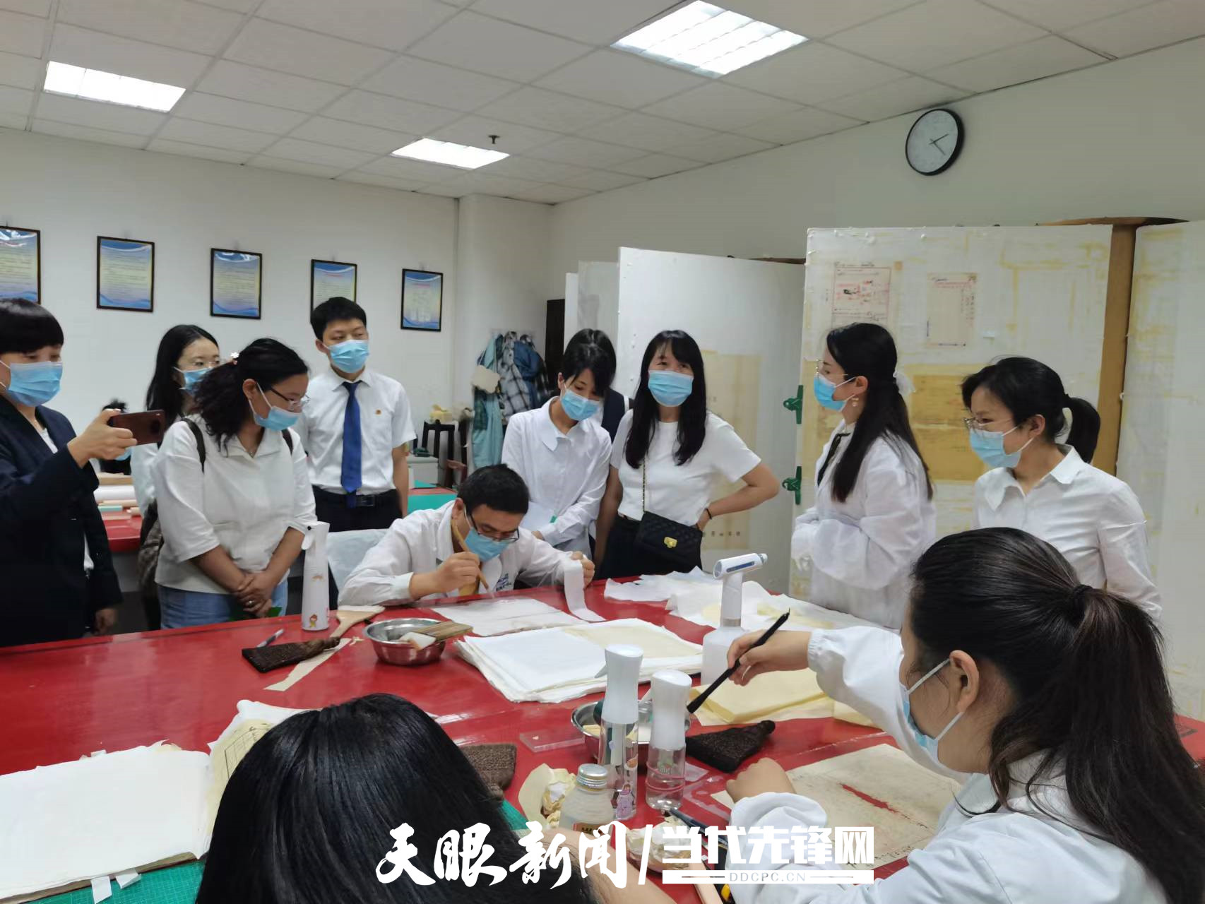 近距离了解档案工作!贵州省档案馆迎来开放日首批参观者