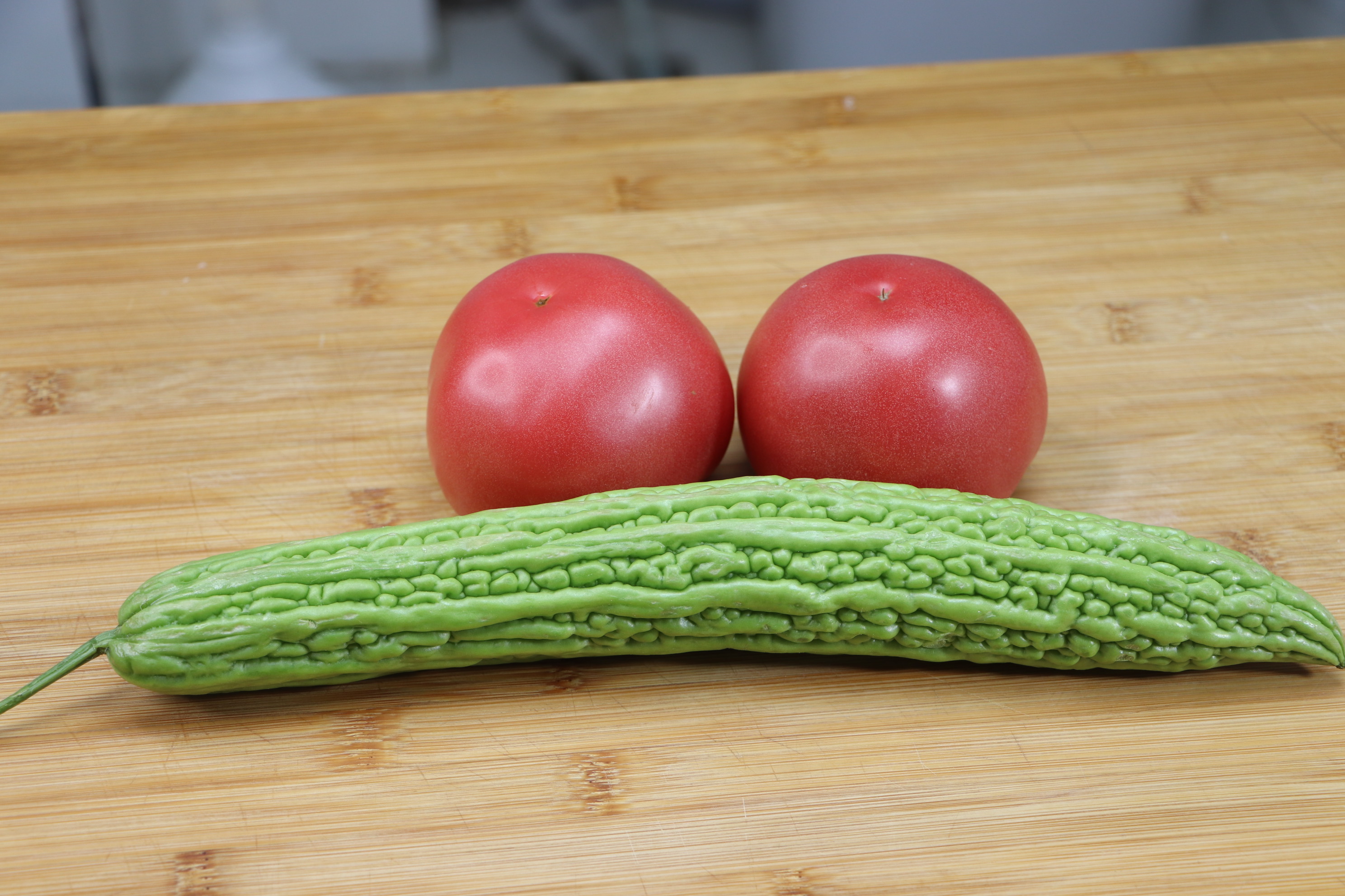 苦瓜和西红柿这样做,天天吃都不腻,开胃又解馋