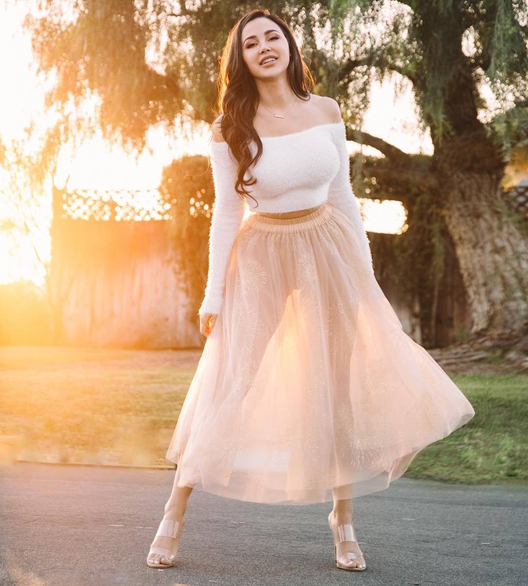 《花花公子》女郎anacheri,酷爱健身,前凸后翘身材,妖艳迷人