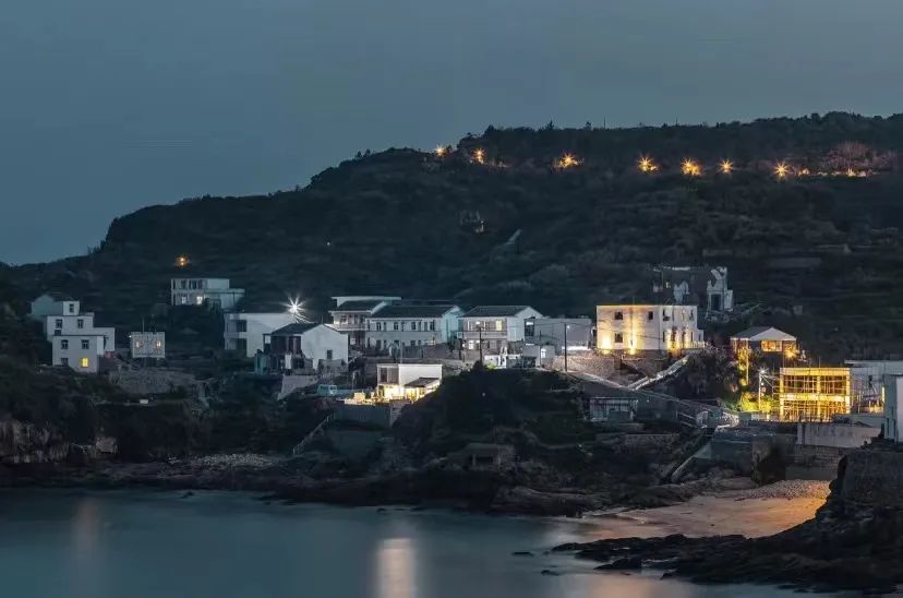 花鸟岛的夜晚,他拍了3000多张灯塔之光