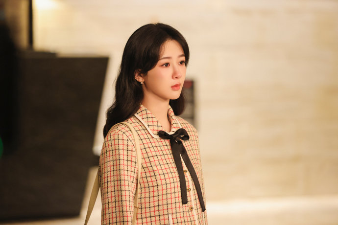 躺在卧室的床上,拿出手机,杨紫看到的热搜是演技