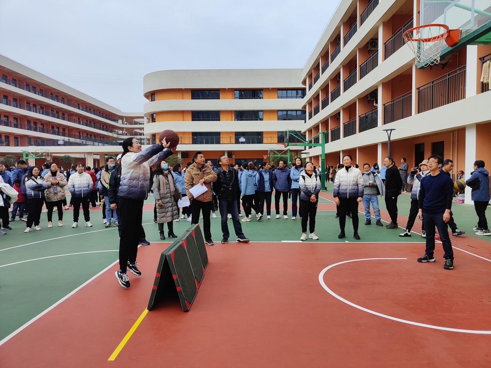 小溪塔三小在学区教职工运动会上再拔头筹