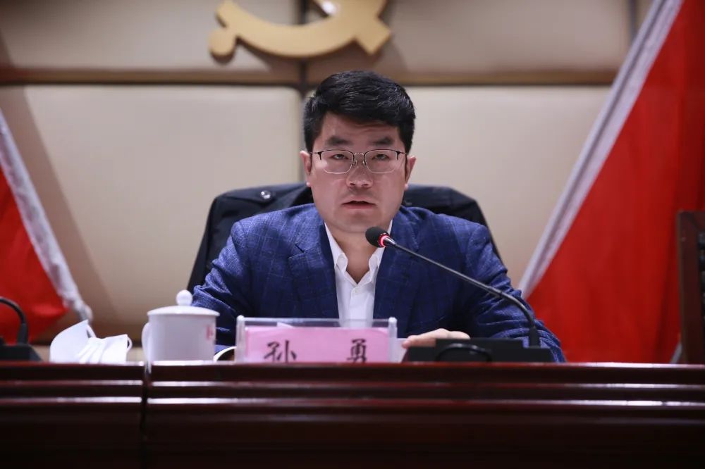 会上,市住建局党组书记,局长叶辉汇报了2021年全市住建领域安全生产