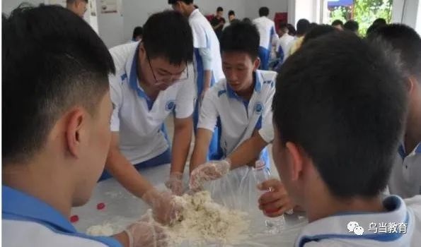 「教育快讯」劳动砺心智,实践促成长:乌当四中组织学校高二年级学生