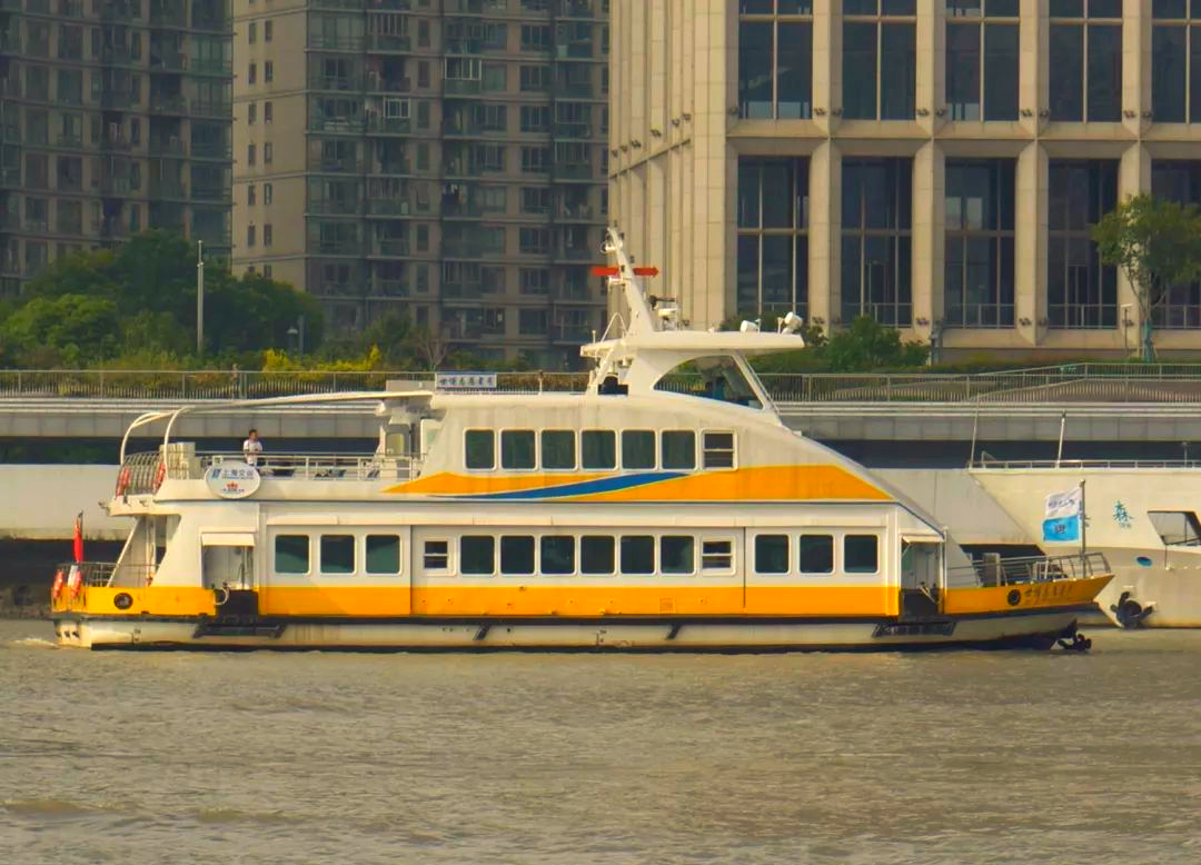 探索黄浦江上的多样船只