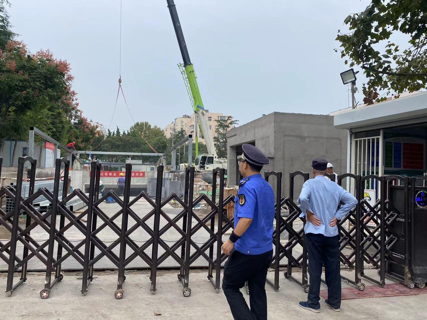 八大湖街道综合执法中队文明执法保障市容秩序