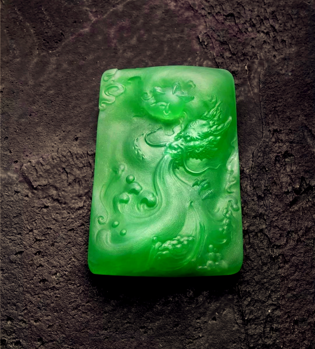 在玉雕师的刻刀下,每一笔一划都蕴含着深意