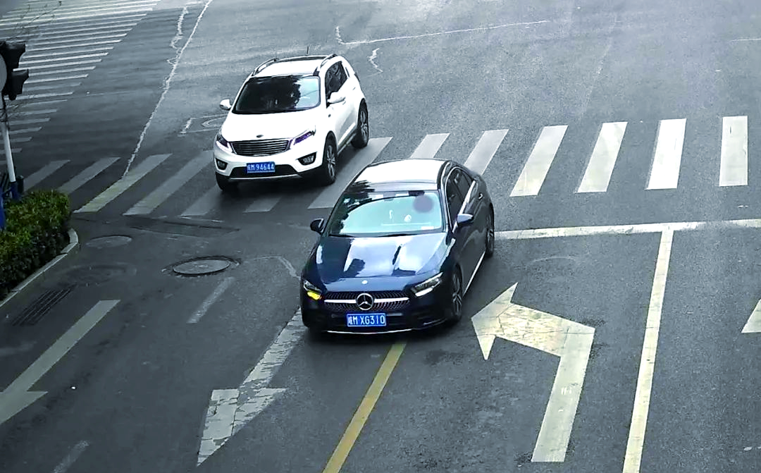 多车违反禁止标线行驶被抓拍,交通违法不可忽视