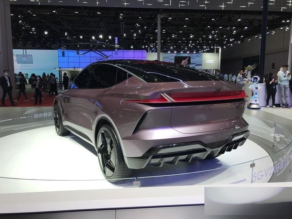 在上海车展上,一款名为上汽r汽车es33的新型轿跑suv吸引了众多目光.