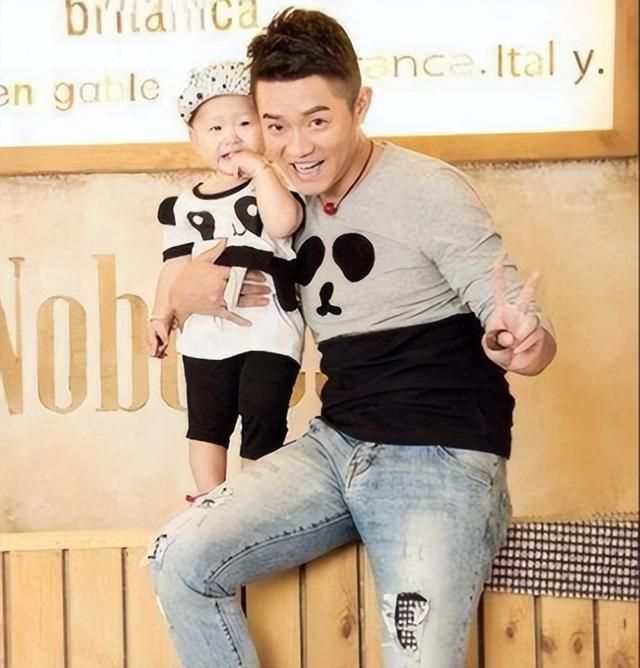 凤凰传奇曾毅夫妻罕同框,老婆朴素举止情商高,一双儿女胖嘟嘟