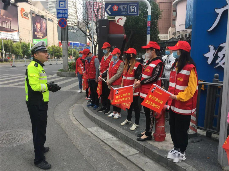 学员通过科目三,为啥还要去站岗?教练:这机会都是我们抢来的!