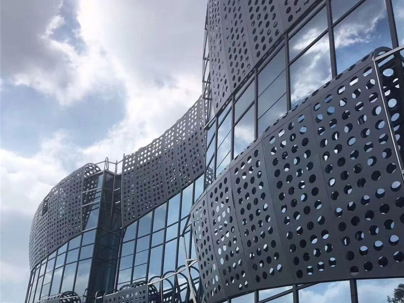 为什么外墙装修会使用冲孔铝单板?