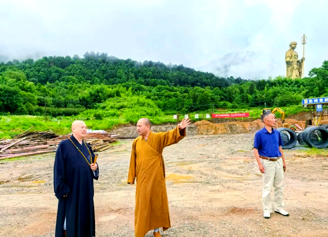圆藏大和尚莅临九华山佛学院新校区建设现场,与副院长果尚法师及万稼