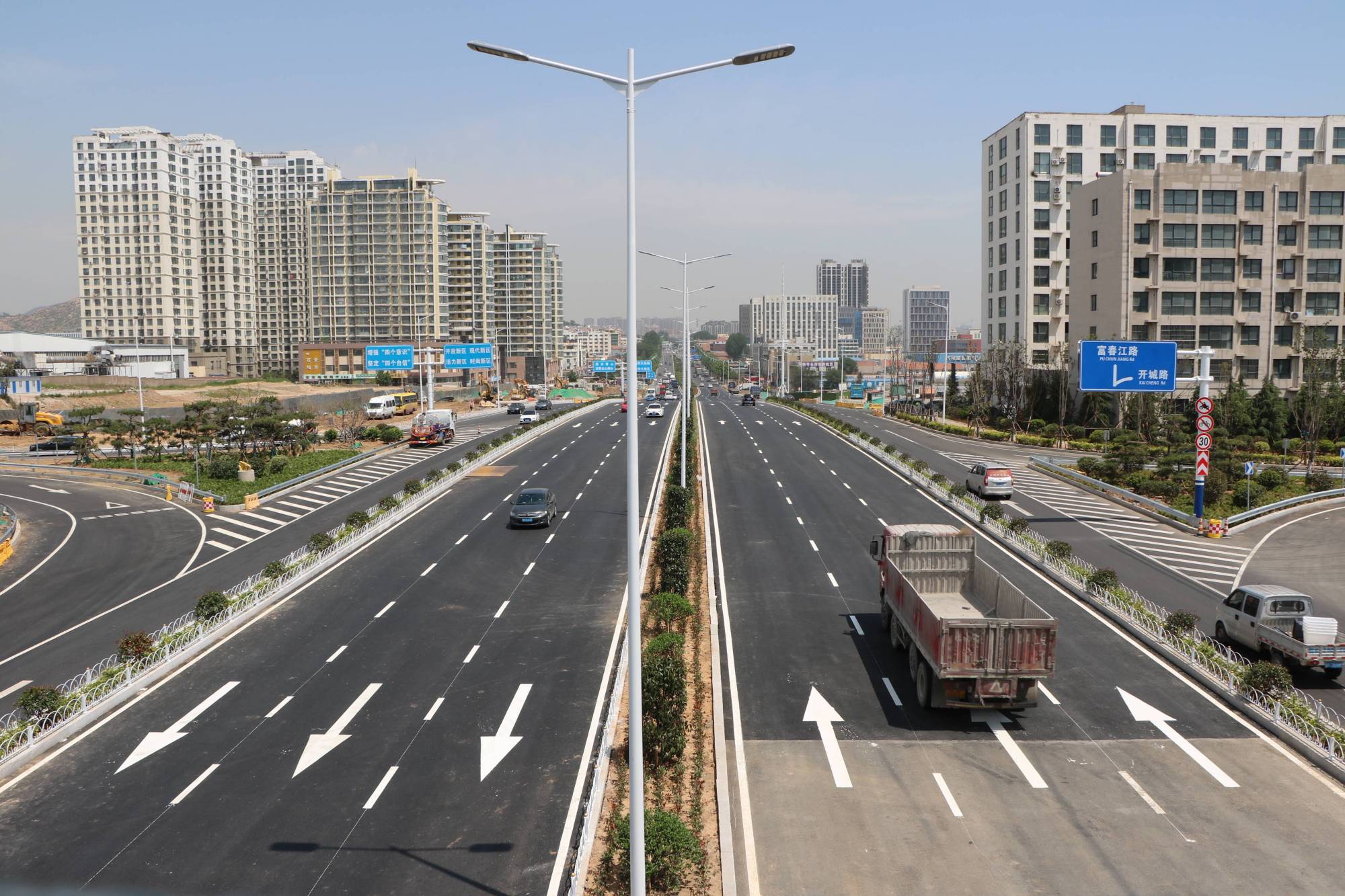 长昆立交桥建成通车,为西海岸新区首个互通式立交桥工程