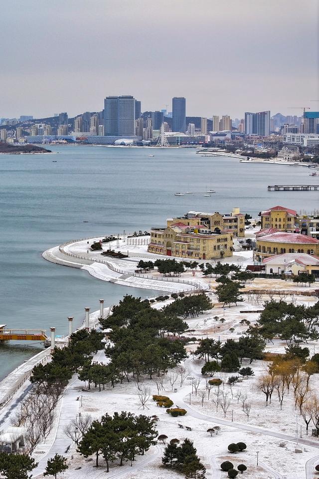 青岛海边雪景图片