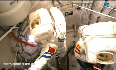 神十八乘组将于近日择机实施第二次出舱：目前状态良好