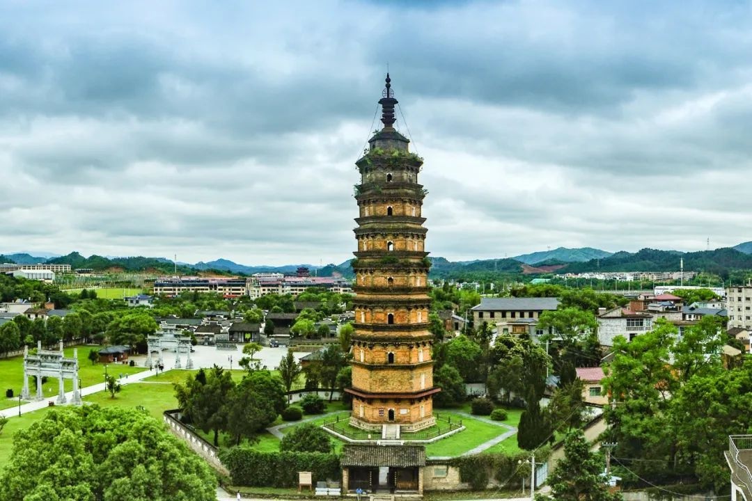 浮梁县两座宝塔历史悠久,一座立于城区,另一座藏于深山,你知道吗?