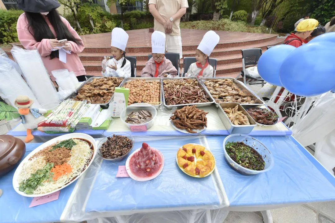 校园圈丨吃不够,根本吃不够!昆明这所小学摆起长街宴