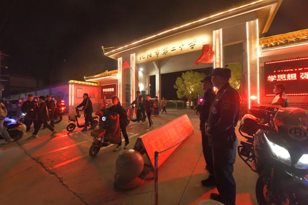 河南沁阳市公安局开展夜间"护学岗" 家长点赞校园周边秩序井然