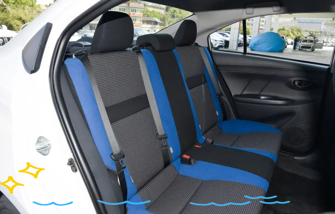 在空间表现上,当身高1.74米的乘客坐在丰田威驰2022款1