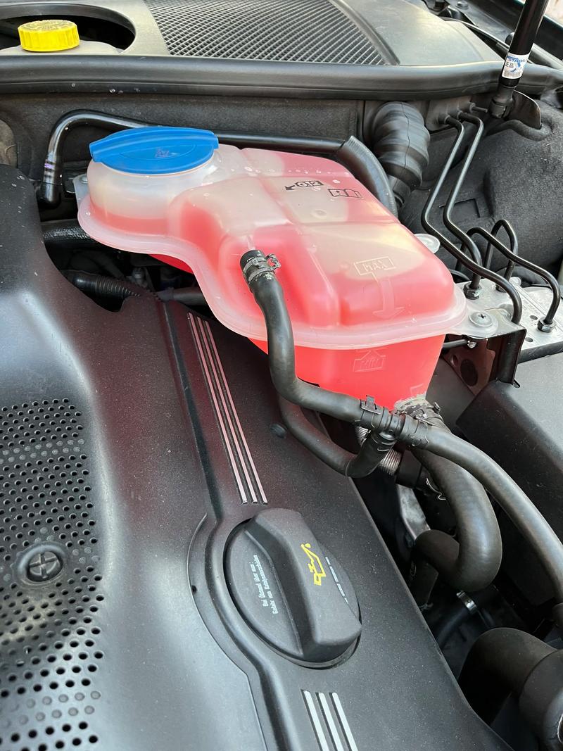 冷却液,又称防冻液,是发动机维持正常运作的关键要素,它关乎发动机的