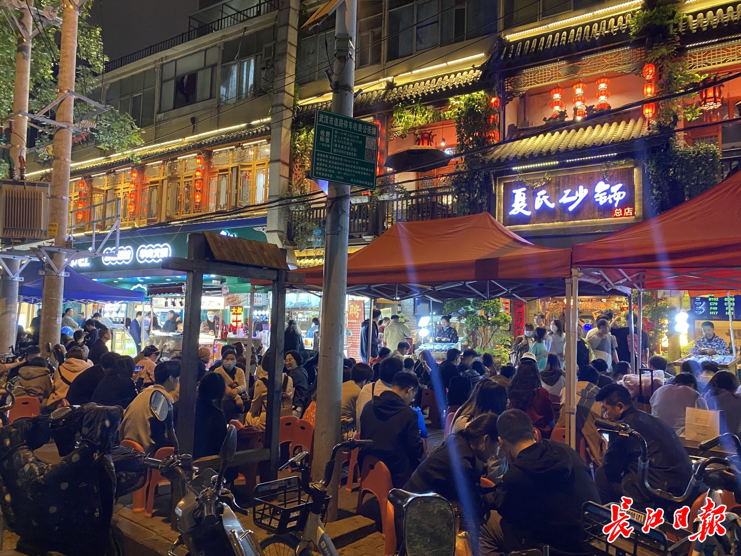 太火爆!万松园美食街叫号声此起彼伏,小龙虾排队超1000桌