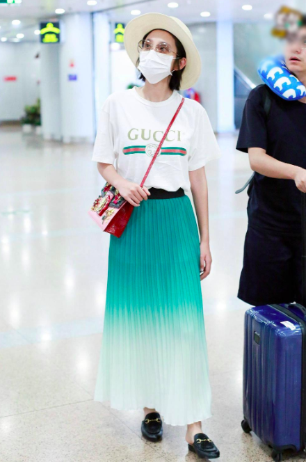 唐艺昕气质亲民,穿大牌百褶裙走机场,却被人误以为"地摊货"!