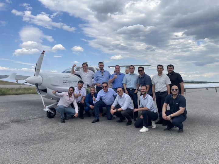 纯电动飞机来了!万丰钻石eda40电动飞机首飞