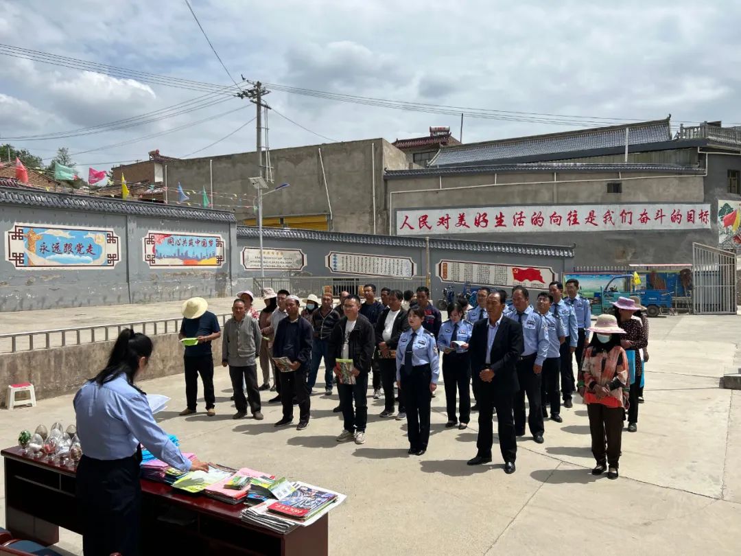 积石山县公安局开展"新时代山乡巨变文学与你同行"主题志愿活动