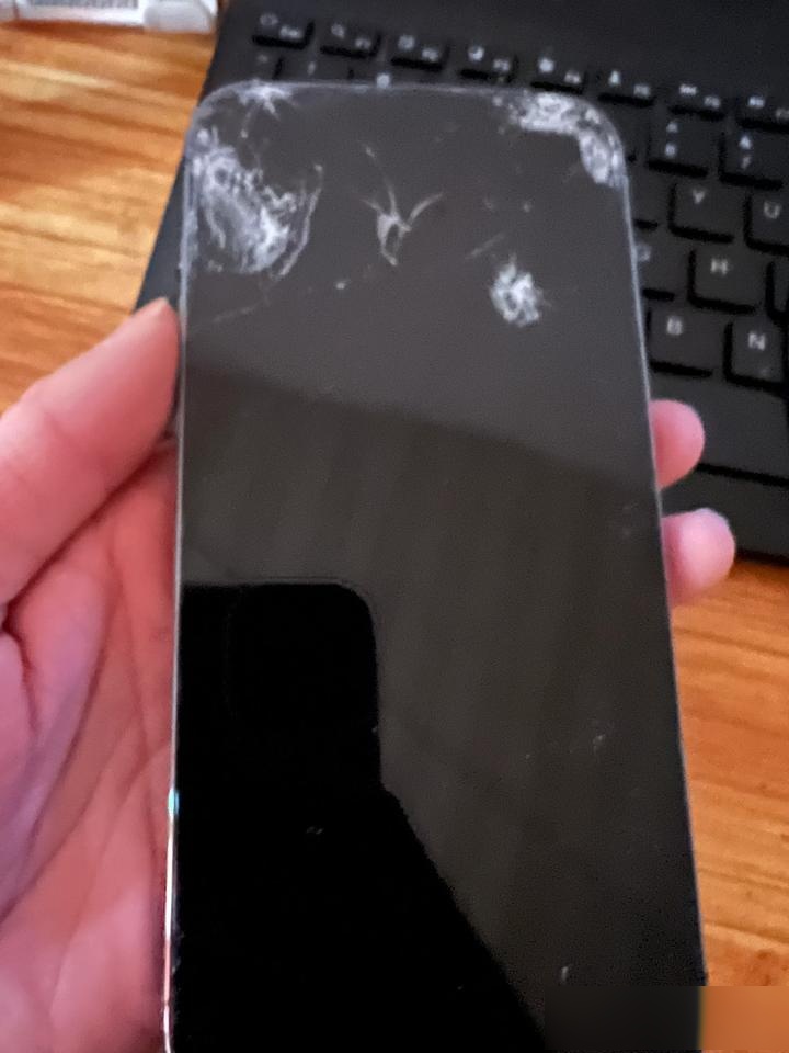 苹果iphone14 pro外屏坏了换一个外屏需要多少钱?