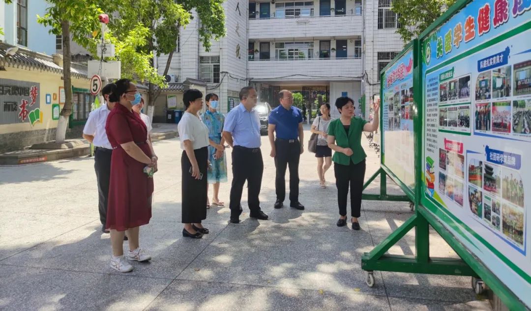 玉林市政府副秘书长蒋银辉一行到玉州区开展家庭教育工作调研