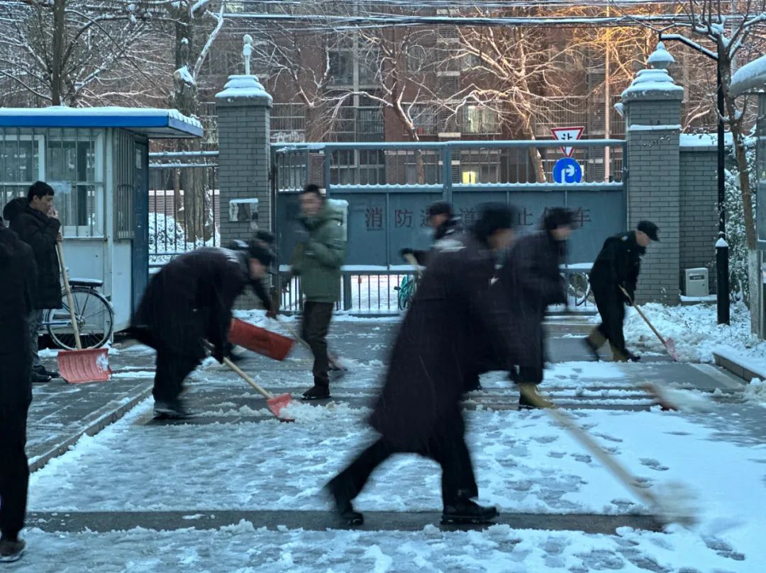 医生提醒雪后行走双手不要插兜 小步前行踩实踩稳