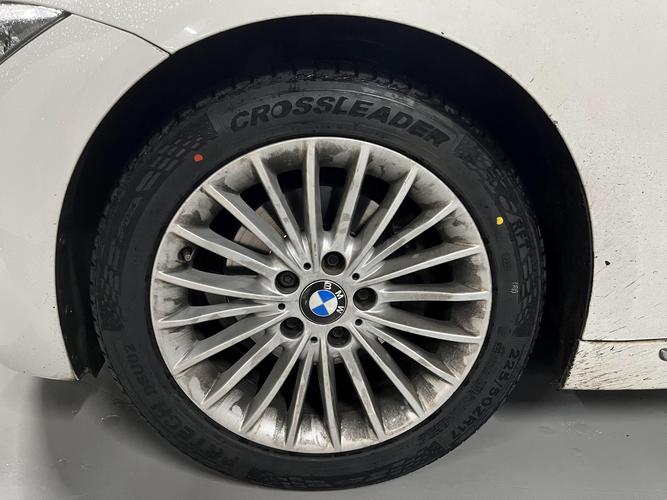 华晨宝马5系车型配备了倍耐力品牌的轮胎,型号为cinturatop7,具体尺寸