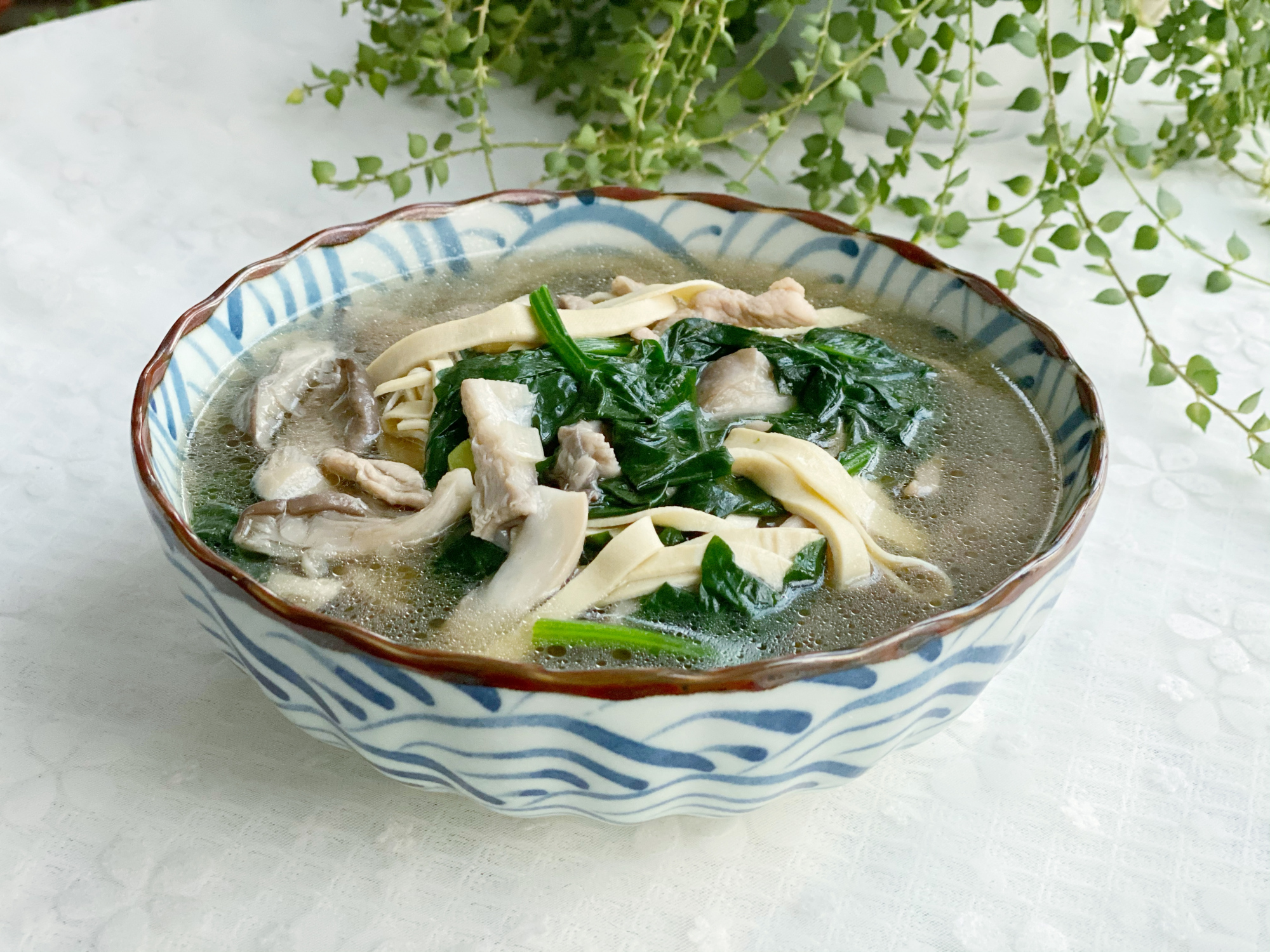 天冷,做一锅鲜美营养的菠菜蘑菇汤,香气四溢补铁又补钙