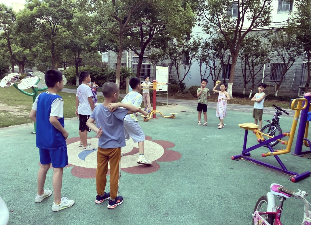 丢沙包游戏重现,孩子们玩得不亦乐乎