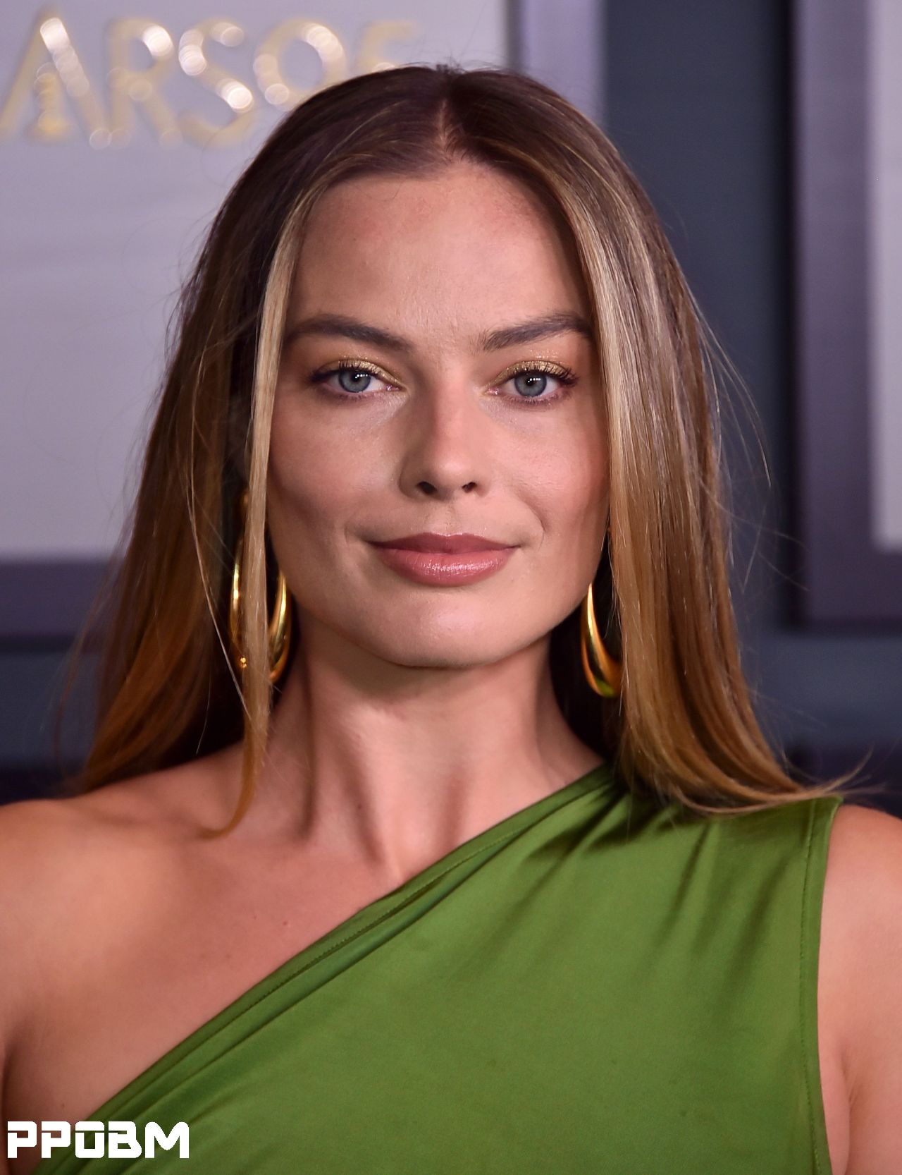 玛格特·罗比 在奥斯卡理事会奖上炫耀她的腹肌