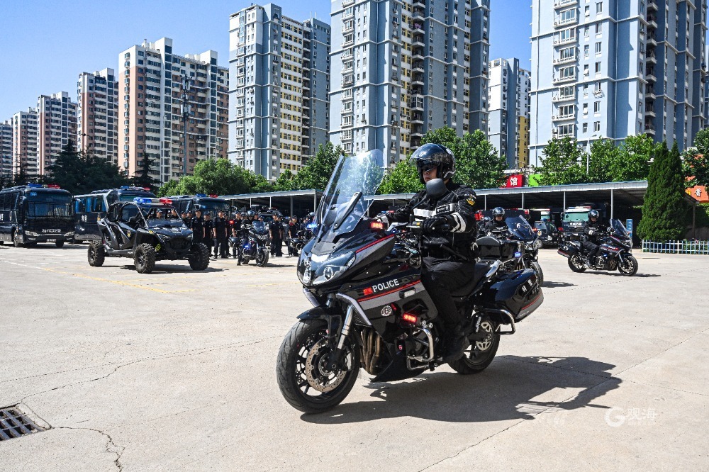 太飒了!青岛特警铁骑队出征,市民"追星"追到五四广场