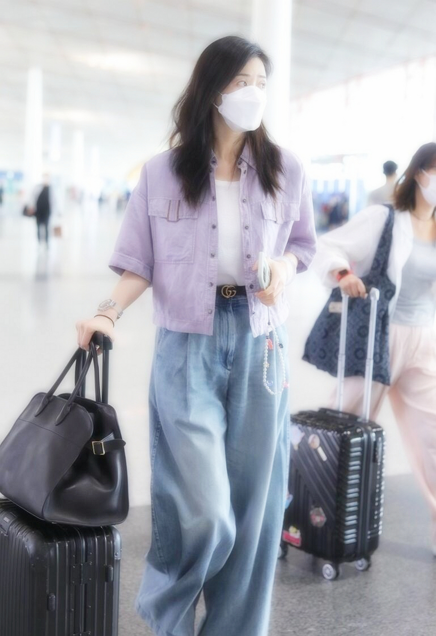 蒋欣机场街拍,紫色牛仔衬衫搭配阔腿牛仔裤,清爽随性!