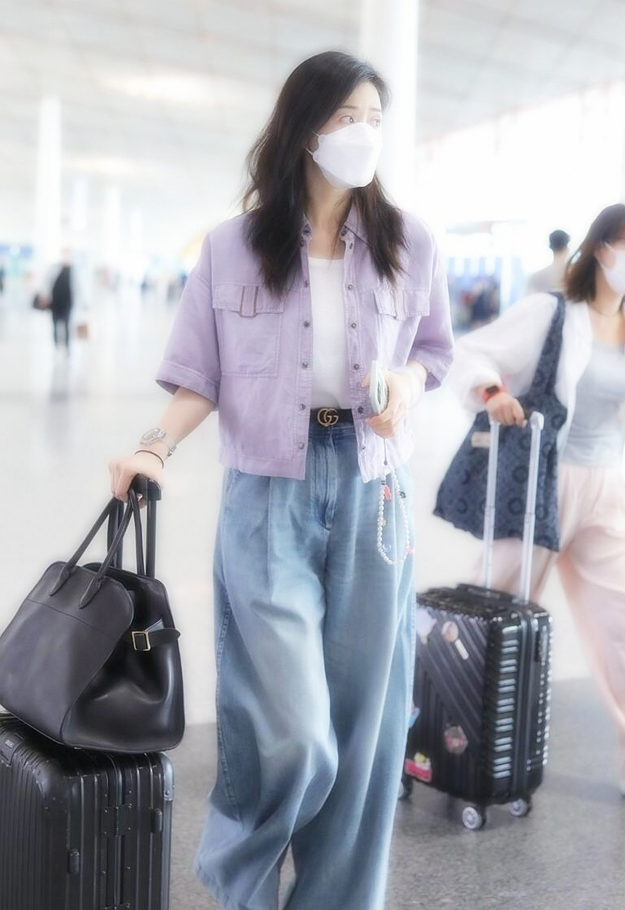 蒋欣机场街拍,紫色牛仔衬衫搭配阔腿牛仔裤,清爽随性!